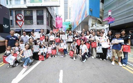 保良局7.23卖旗日  与波普艺术家蔡贇骅Jacky Tsai携手合作 跨越文化界限 传承爱和希望的精神 超过17,000名义工参与卖旗 团结合力 共襄善举