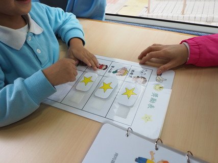 特殊幼儿工作员在训练过程中会为幼儿订立个别的奖励计划，以提升他们的学习动力。