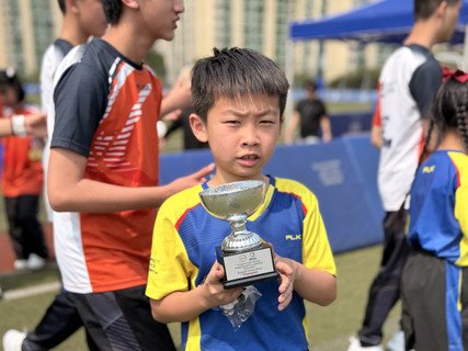 屬下陳麗玲（百周年）學校和錦泰小學學生團結合力，不僅「欖」出友情，更在比賽中榮獲碗賽冠軍。
