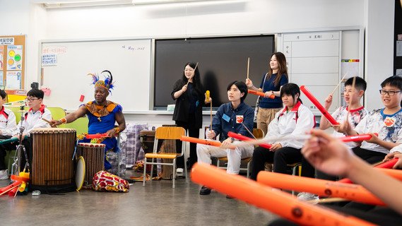 中信證券國際義工與學生分組參與特色工作坊。