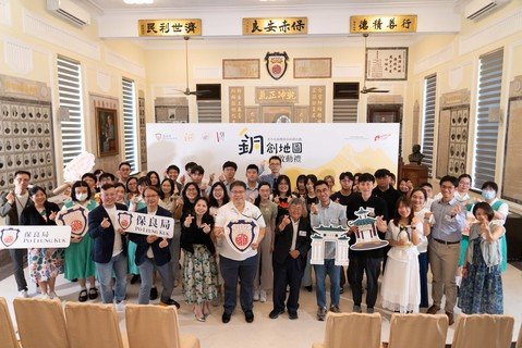 主礼嘉宾、导师与全体学员合照。