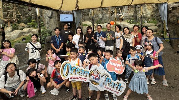 保良局主席李何芷韵太平绅士(后排左四)、谭毓桢副主席(后排左五)、钟伟棠总理(后排右六)、海洋公园公司行政总裁黄嗣辉先生(后排左六)与保良局住局儿童在香港海洋公园「大熊猫之旅」进行大合照。