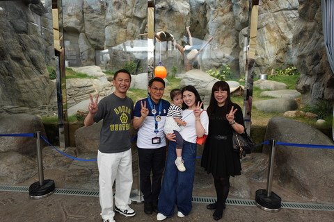 海洋公园公司行政总裁黄嗣辉先生(左二)於大熊猫之旅亲身接待保良局主席李何芷韵太平绅士(右二)、谭毓桢副主席(右一)及钟伟棠总理(左一)。