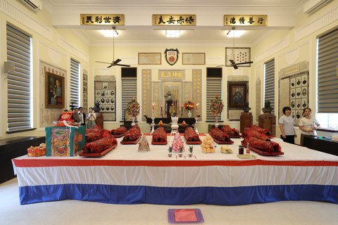 关圣帝君宝诞於保良局中座关帝厅举行，保良局每年均会准备关帝衣、三牲果品及多只金猪奉祀，厅内及毗邻的博物馆亦摆放不少富有传统文化及历史特色的文物。