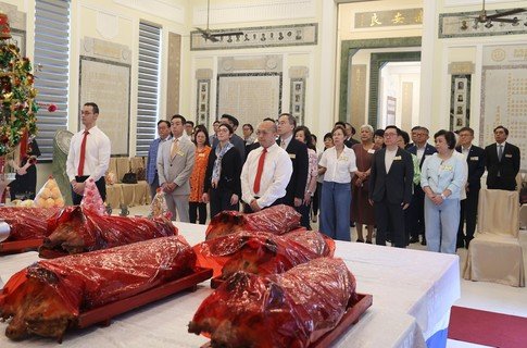 保良局乙巳年董事会成员、历届仝仁、管理层，於关帝厅内进行简单而隆重的关圣帝君宝诞祭祀仪式。