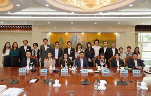 国家教育部港澳台办舒刚波副主任（前排中）、保良局主席李何芷韵太平绅士（前排左三）及一众保良局乙巳年董事会访问团成员合照。