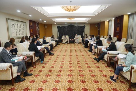 保良局乙巳年董事会访问团成员与中央统战部三局张爱婕副局长，就维护国家安全及两地交流合作等议题上交流。