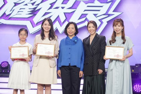 民政及青年事务局局长麦美娟女士, SBS, JP代表保良局为「保良局147周年主题曲填词创作比赛」颁奖，以嘉许及表扬三甲得奖者的努力。