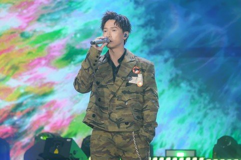 歌手陈柏宇压轴出场，唱出歌曲《我所看见的未来》。