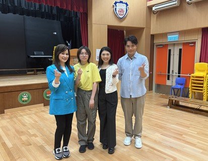 保良局主席李何芷韵太平绅士（右二）、艺人「三太」樊亦敏（左一）及「风少」陈浚霆（右一）到访保良局陈丽玲（百周年）学校，与「拥抱爱．共融计划」的参与学生画画，并了解他们对计划的感受和得著。