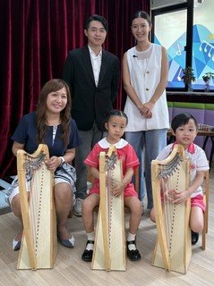 节目筹委会联席主席暨保良局副主席何猷亨先生（后排左一）联同艺人兼保良局校友余香凝（后排右一）到访保良局曾星如幼稚园，跟保良局校友、陈希婷校长（前排左一）交流。