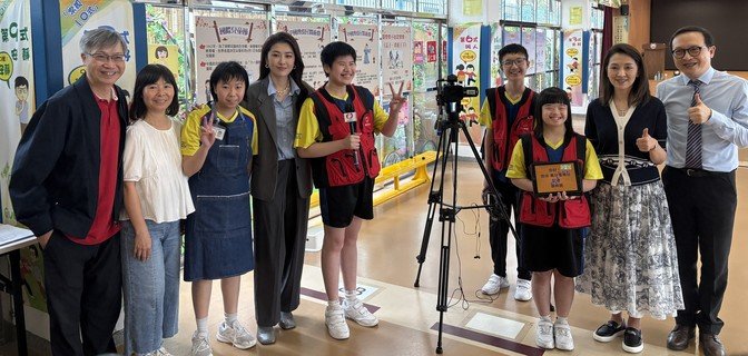 节目筹委会主席暨保良局副主席邓宣宏雁女士（右二）联同艺人周励淇（左四）到访保良局余李慕芬纪念学校，跟照顾者古爸爸（左一）见面交流。