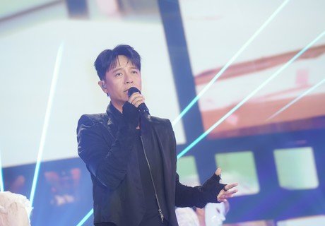 今年《星光熠熠耀保良》由李克勤打头阵，献唱《一生不变》及《失魂记》。