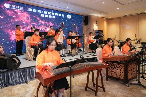 保良局小學聯校中樂團演奏，為當晚節目揭開序幕。