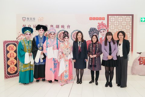 主禮人民政事務總署杜潔麗署長(右四)、保良局李何芷韻主席(左四)、節目籌委會主席顏肇臻總理(左三)、陳思暐總理(左二)及嚴子諭總理(左一)、保良局譚毓楨副主席(右二)及保良局癸卯年陳黎惠蓮主席 (右三)合照。