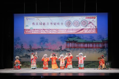 保良局錦泰小學學生擔任暖場表演，以經典戲寶《帝女花》節目，並加入創新元素，為當晚節目揭開序幕。