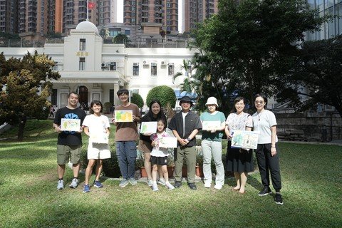 參加者於中座大樓前的花園寫生，透過畫作展現對歷史建築的欣賞。