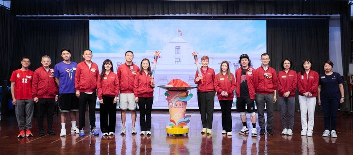 「保良共融運動火炬傳遞」環節中一眾火炬手包括主禮倪文玲博士, JP（右七）、保良局鄧宣宏雁副主席（左七），連同蔡加敏總理（右六）、陳思暐總理（左六）、張馨玲總理（左五）、一眾嘉賓及本局管理層於火炬接力後點亮主火炬塔，象徵眾人將共融運動的團結訊息傳遍全港各區保良局服務單位。
