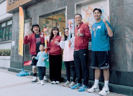 張馨玲總理（左三）與綜合家庭服務使用者（中）從前香港男子籃球代表隊運動員翁金驊先生（右二）、HERO籃球隊發起人阿感（左一）及伍家謙先生（右一）等人手上接過火炬，傳遞愛與和平的訊息。