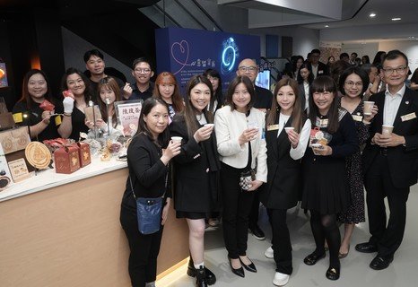 儀式結束後，嘉賓在職員的帶領下參觀展品及品嚐職康單位的手工咖啡。