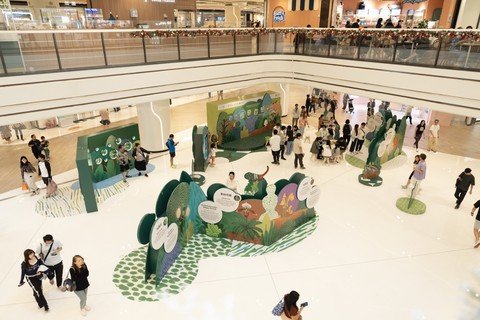 商場遊客欣賞以本地特色動物、植物、昆蟲、菇菌為題的趣味介紹展板，亦參與以本地生態為題的創意工作坊。