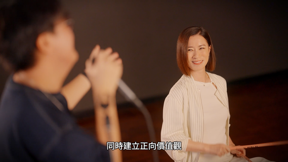 佘詩曼大使與本局青少年單位「保良局曹貴子動感青年天地」樂隊青年受眾交流夾band打鼓，打成一片。