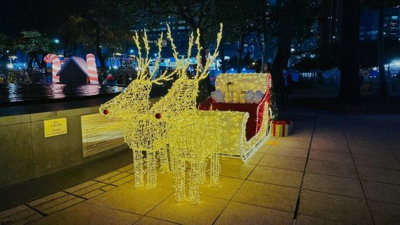 V Mart第一期以「童话圣诞」为主题，现场设有多个巨型圣诞打卡装置。