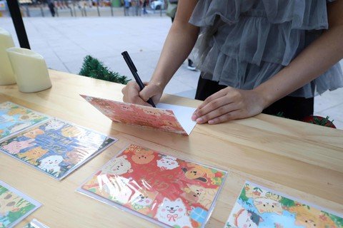 猫头鹰邮局为市民及游客寄出祝福讯息。