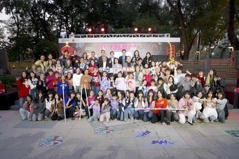 主禮團嘉賓連同於典禮上表演的青年及長者一同大合照。