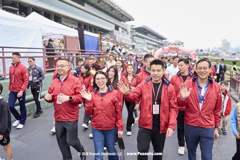 主禮團嘉賓帶領參加者由沙田馬場出發，身體力行為本局轄下逾300個服務單位籌募經費。