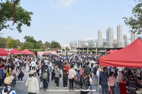 「保良愛心市集」現場人頭湧湧，多個攤位均由保良局轄下服務單位所籌備，參加者與市民均樂在其中。