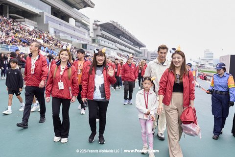 保良局董事會成員與現場參加者一起浩浩蕩蕩出發。