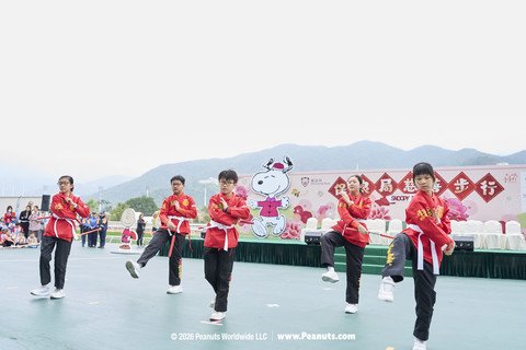 保良局屬校學生以精彩的中國舞、合唱及雙節棍表演帶動全場氣氛。