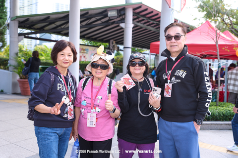 參加者佩戴Snoopy活動限量紀念髮箍參與步行活動，樂在其中。