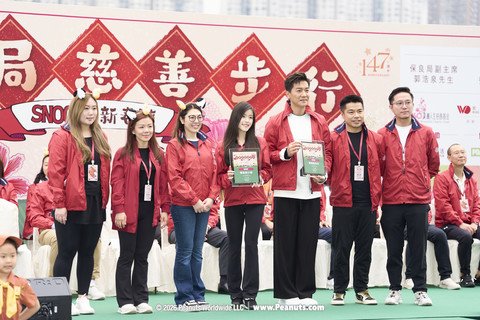 保良局主席何芷韻太平紳士（左三）聯同節目籌委會主席郭浩泉副主席（右二）、鄧李璧莛總理（左二）、孟韋豪總理（右一）及湯陳筠霖總理（左一）代表保良局致送紀念品予演藝嘉賓黎諾懿先生（右三）及陳詠詩小姐（中）。