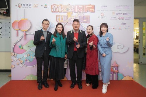 保良局董事會成員及管理層與演藝嘉賓陳百祥「阿叻」伉儷合照。