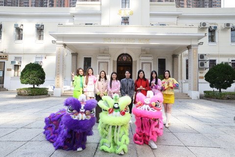 保良局主席何芷韻太平紳士（左四）；副主席鄧宣宏雁女士（左三）、何猷亨先生(右四)；總理伍頴梅太平紳士(右三)；藝人宋宛穎（左二）、關嘉敏（左一）、曾文心(右一) 及劉芷君（右二），於保良局總局為新春節目拍攝賀年MV。