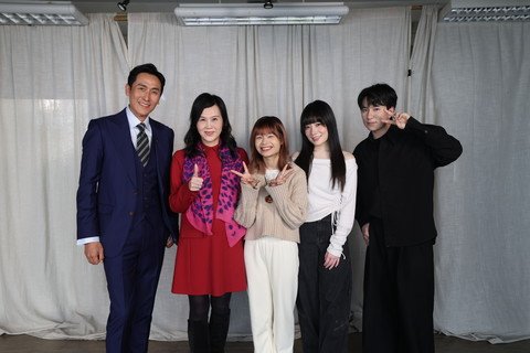 保良局總理伍頴梅太平紳士（左二）、藝人馬德鐘（左一）、《聲秀》柯雨霏（右二）及胡子貝（右一）到訪保良局曹貴子動感青年天地，參與新春節目外景拍攝。