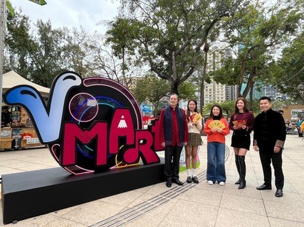 保良局主席何芷韻太平紳士（中）、副主席郭浩泉先生(右一)、顧問陳正欣博士BBS, MH (左一)、藝人吳若希（右二）及戴祖儀（左二）到訪位於維多利亞公園的文化創意藝術市集「V Mart」，參與新春節目外景拍攝，並與創業青年見面交流。