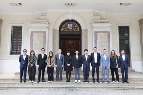 保良局丙午年部份董事會成員於保良局中座合照。包括主席譚毓楨博士（左六）；副主席何猷亨先生（右六）、林承毅先生（左五）、郭浩泉先生（右五）及何許頴嘉女士（左四）；以及總理陳思暐先生（右四）、孟韋豪先生（左三）、梁鈞滺先生（右三）、張馨玲女士, MH（左二）、湯陳筠霖女士（右二）、嚴子諭先生（左一）及司徒立先生（右一）。