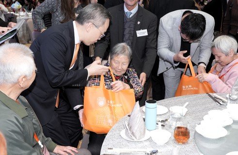 在場長者們收到豐富的福袋，臉上洋溢著滿足的笑容，場面溫馨。