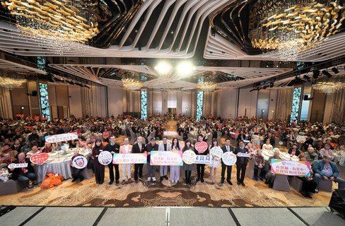 一眾嘉賓與全場近700名長者及照顧者合照。