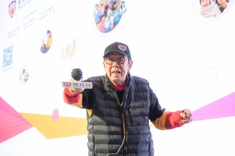 演藝嘉賓胡楓先生於活動上獻唱金曲，場面熱鬧。