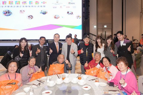 主禮人勞工及福利局副局長何啟明先生, JP(後排左四)、節目籌委會主席暨保良局副主席林承毅先生(後排左三)及總理張馨玲女士, MH(後排右二)，連同演藝嘉賓向在場長者派發福袋，關懷送暖。