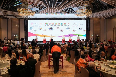 保良局屬下安老及康復單位落力演出，帶動全場氣氛。