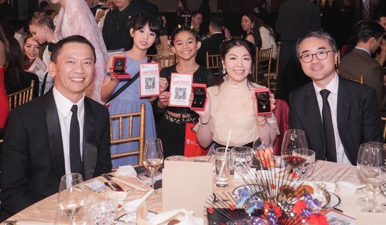 晚會期間舉辦了慈善義賣環節，義賣品由本局鍾偉棠總理(左一)親自設計及製作，象徵璀璨星光的星形頸鏈及耳環，吸引在場善心人士踴躍支持。