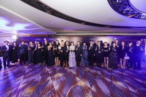 主禮嘉賓、保良局董事會成員及管理層，一同舉杯祝酒。