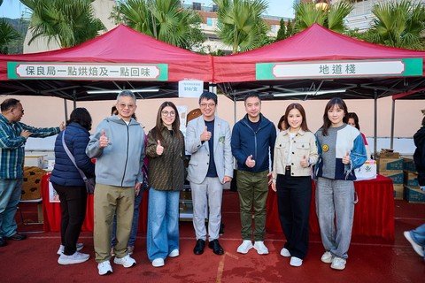 保良局董事會成員及管理層與兩位主禮嘉賓合照。