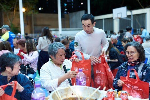 保良局一眾主禮團嘉賓及管理層特別親手派發福袋予盆菜嘉年華現場參與者。