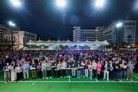 主禮團嘉賓與現場逾4,000位善長合照。